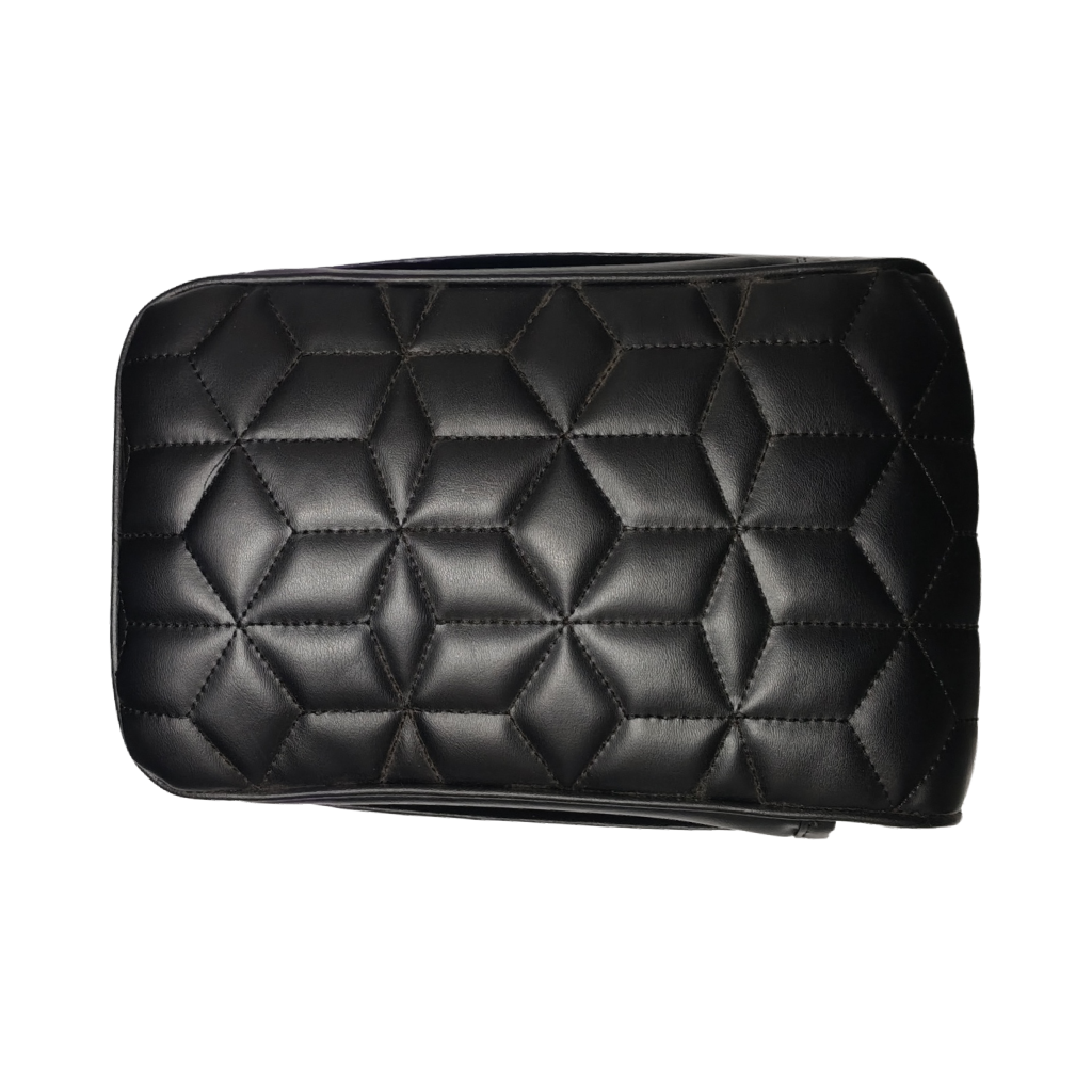 مخدع ذراع سيارة بجيوب جانبية – جلد صناعي أسود – نقشة مكعبات ثلاثية الأبعاد - الصورة 3