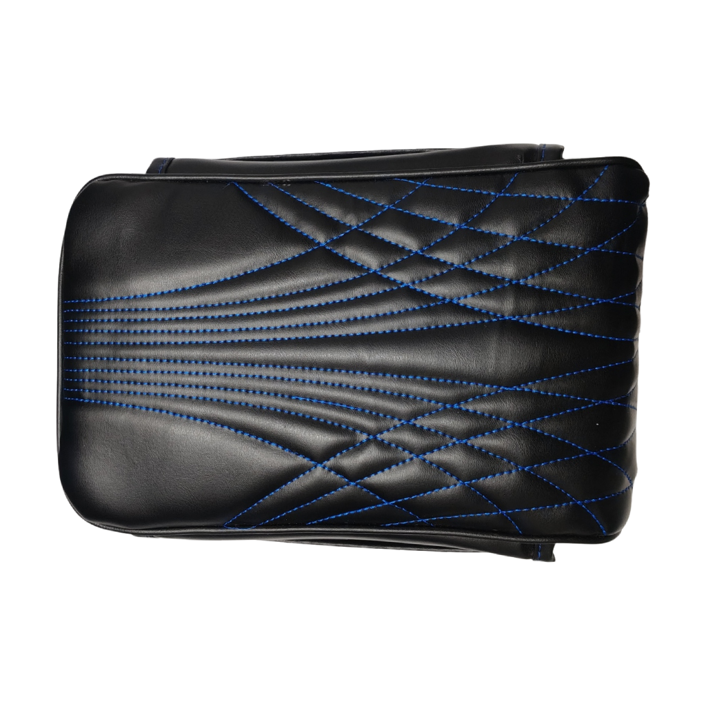 مخدع ذراع سيارة بجيوب جانبية – جلد صناعي أسود – خياطة مائلة باللون الأزرق - الصورة 2